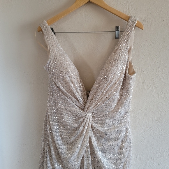 IEENA By Mac Duggal, Front Twist Plunging Sequin‎ Mini Dress, Silver, Size 12 - Picture 6 of 11